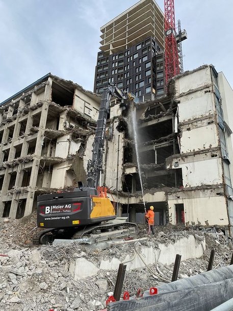 50-TONNEN-BAGGER BEISST ALTES LABORGEBÄUDE NIEDER